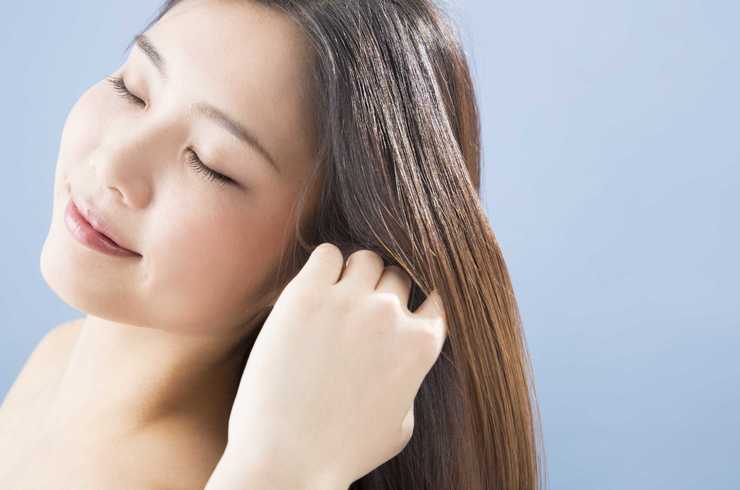 髪を触る女性