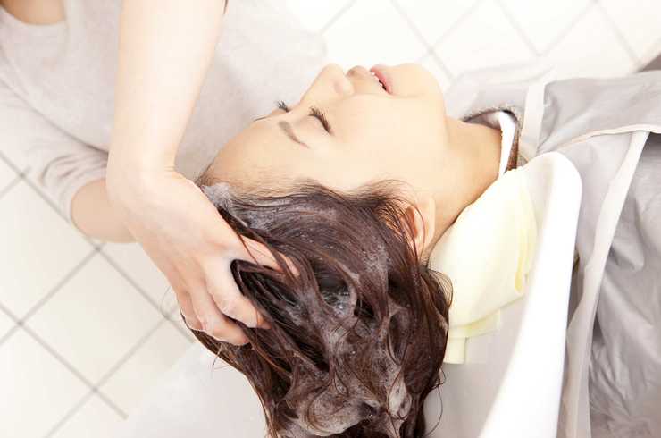 シャンプーを受ける女性
