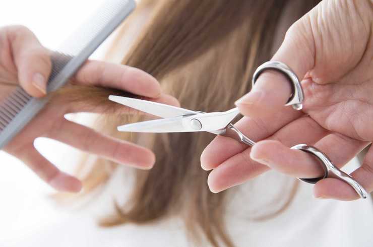 髪をカットする女性