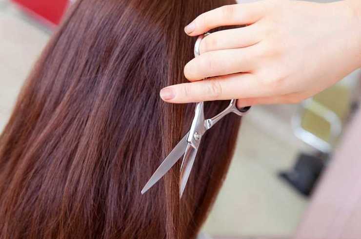 髪をカット中の女性