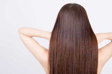 後ろ向きの女性