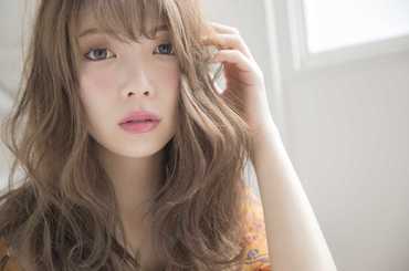 パーマをかけた女性