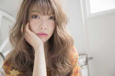 頬杖をつく女性