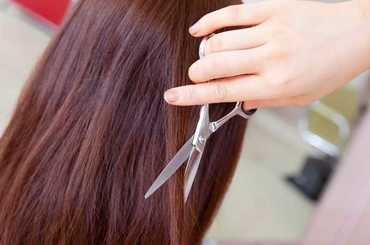 髪をカット中の女性