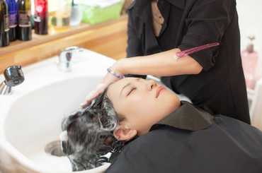 シャンプーを受ける女性